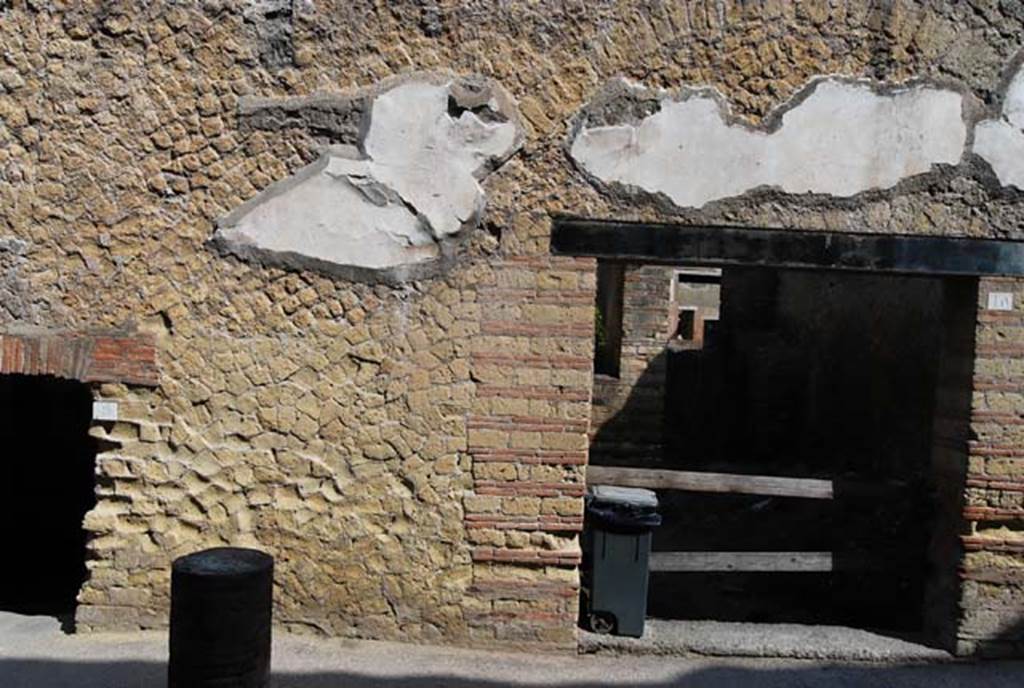 VI.9 Herculaneum, on left, and VI.10, on right. June 2008. Exterior wall on west side of Cardo IV.
Photo courtesy of Nicolas Monteix.